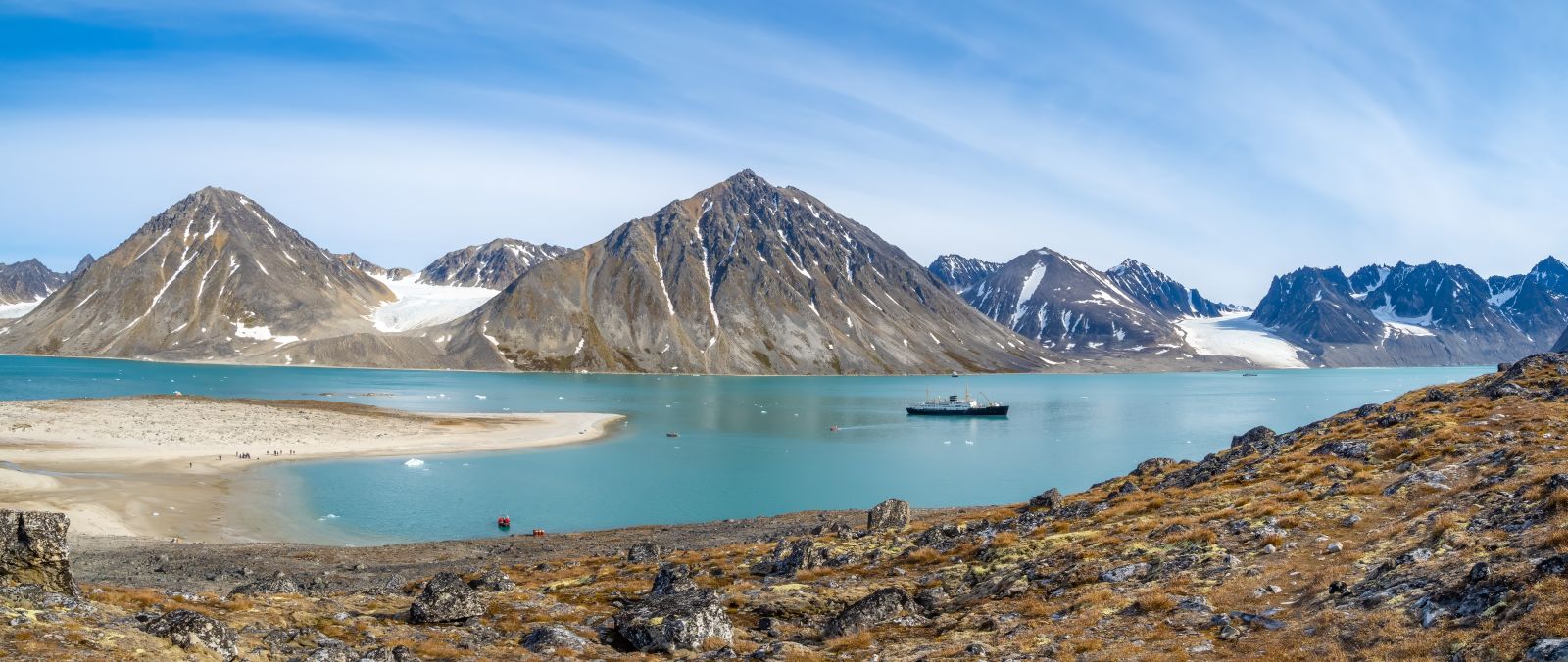 Spitzbergen-SchiffimFjord-shutterstock_2359278351-slider