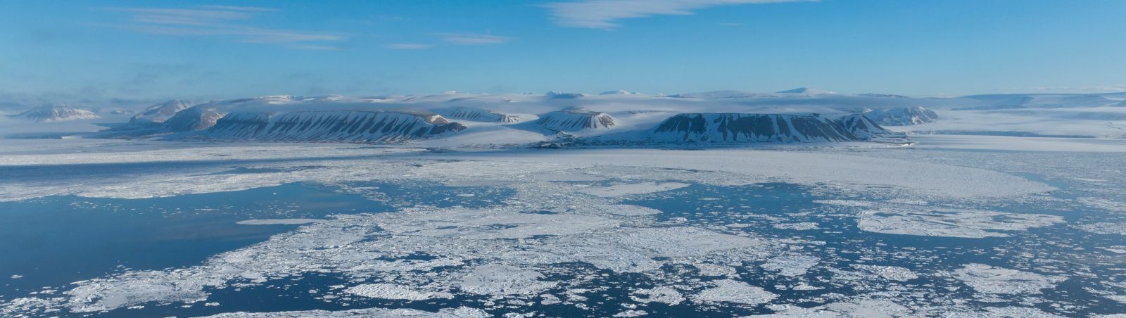 Spitzbergen-LandschaftmitFjordeis-shutterstock_2671969679-slider