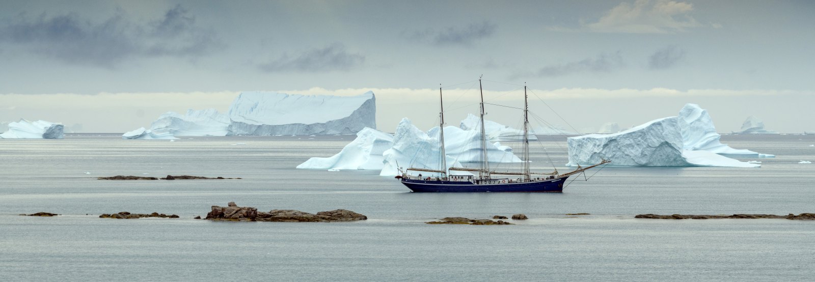 RVR_Scoresby_Rembrandt van Rijn amidst Greenland icebergs © Olga Lartseva - Oceanwide Expeditions.jpg_Olga Lartseva_teasertext2