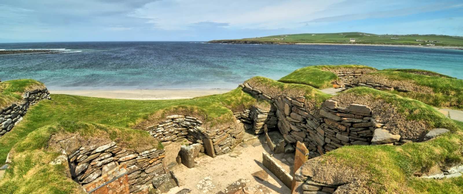 Skara Brae complete Neolithic village in the Orkney archipelago of Scotland_shutterstock_2638099517_reiseverlauff