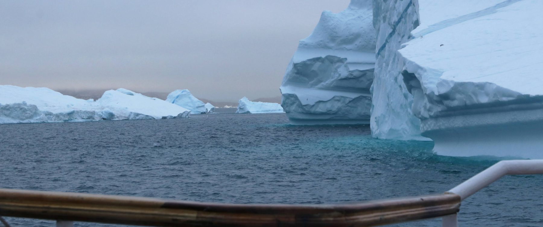 IMG_5598 Eisberge Reling 2560x1707 2025-07-31 corr red sig Andreas Umbreit_slider