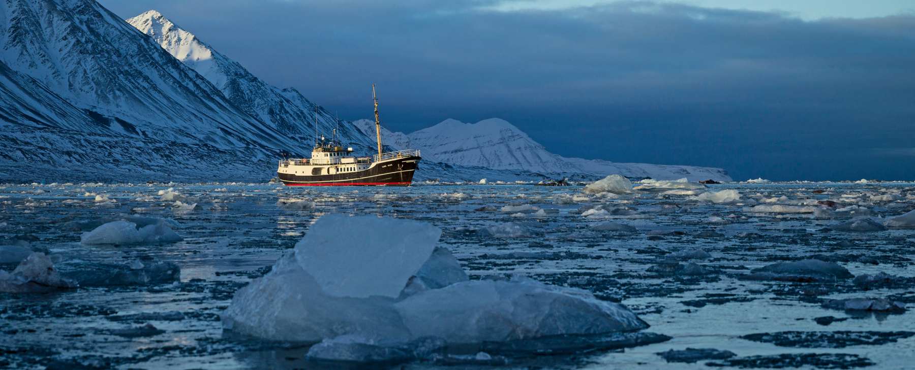 VON EISBERGEN UND FJORDEN. EINE FOTOGRAFIEREISE_kasten