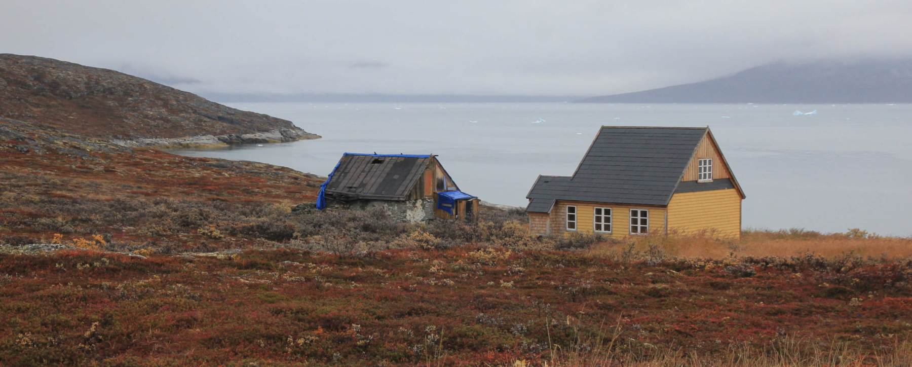 IMG_6502 Uummannaq Kirche und Hausrest 2560x1707 2013-09-23 cut red sigAU