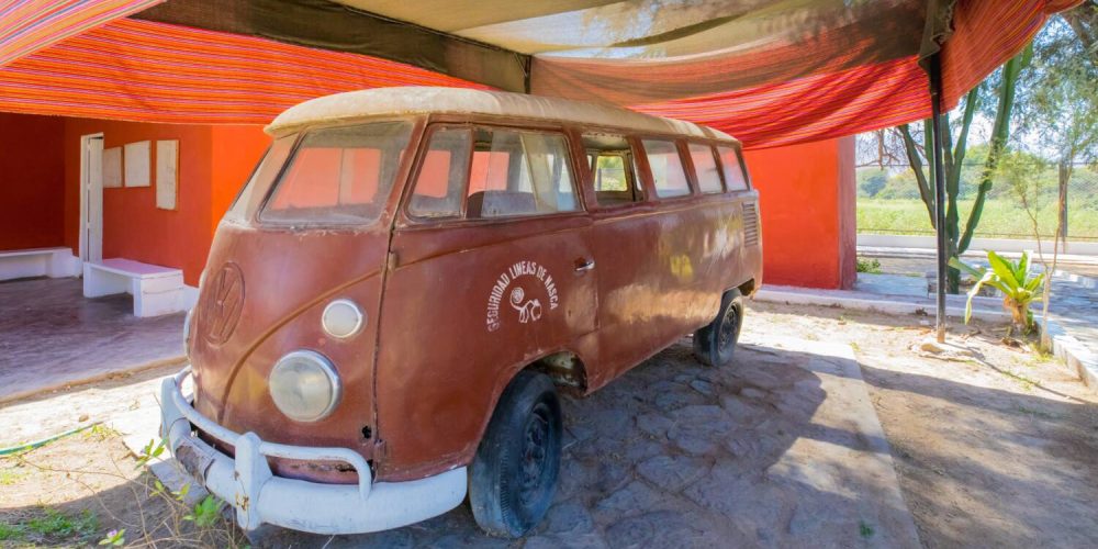 Maria Reiche erhält diesen VW-Bus von der peruanischen Regierung, um damit längere Anfahrten an den Rand der Nazca Linien einfacher bewältigen zu können.